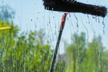 Ramen wassen met telescoopsteel van buitenaf